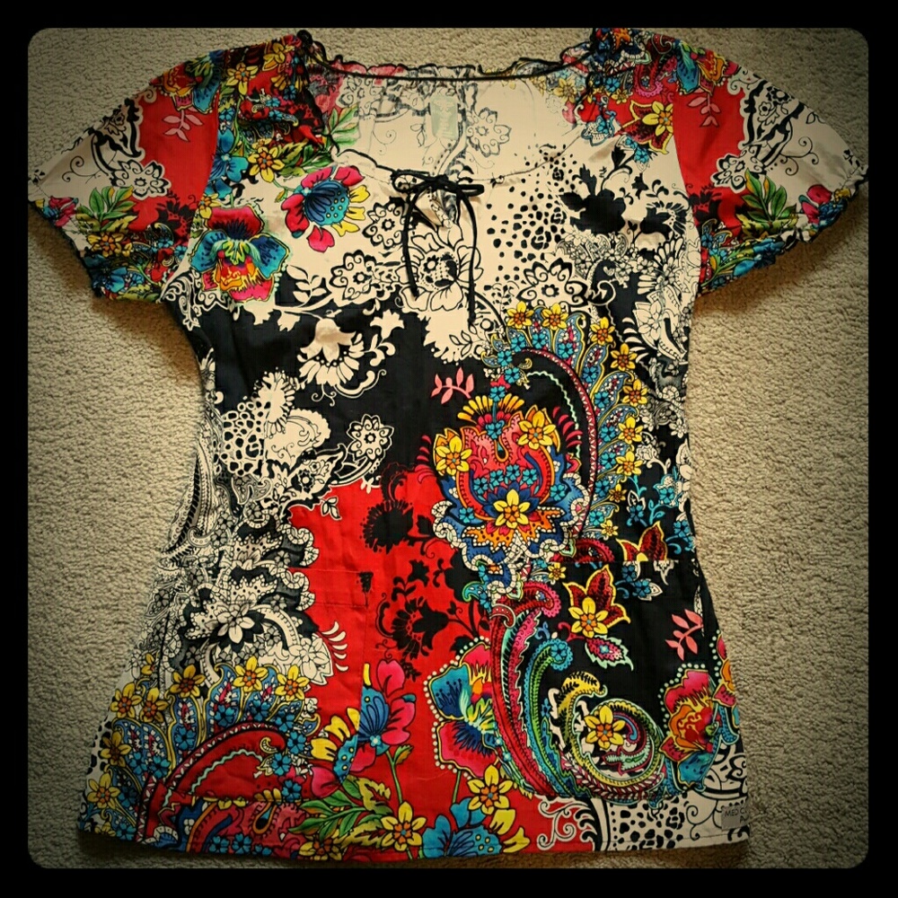 Vibrant Med Couture Scrub Top Sz Medium